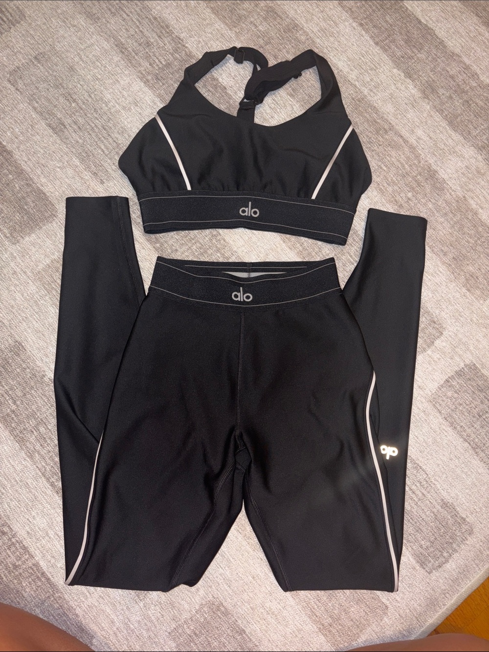 Alo Yoga - Leggings and Sports Bra